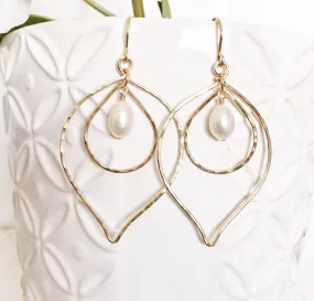 Earrings Kina - white pearls (E344)