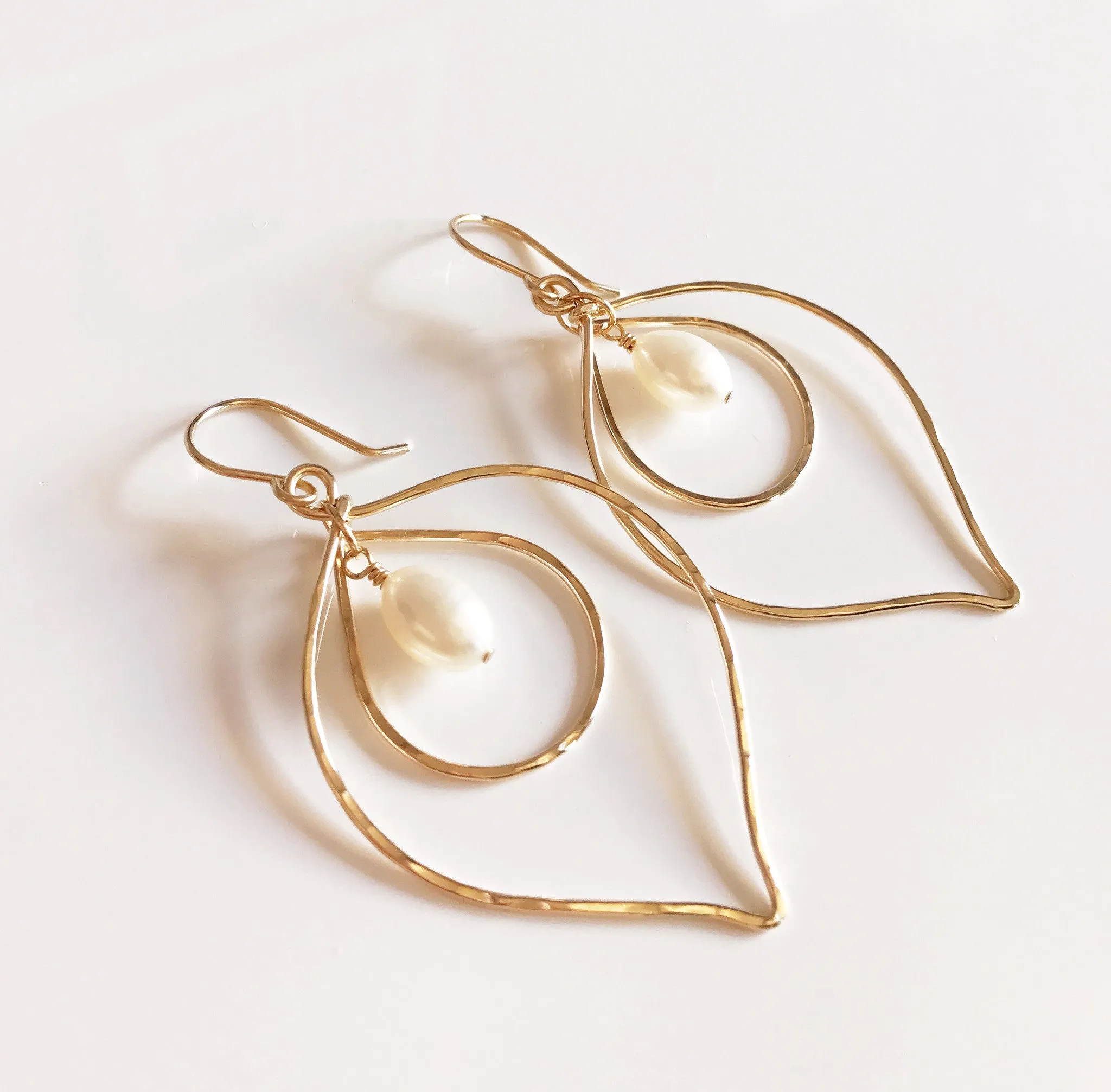 Earrings Kina - white pearls (E344)