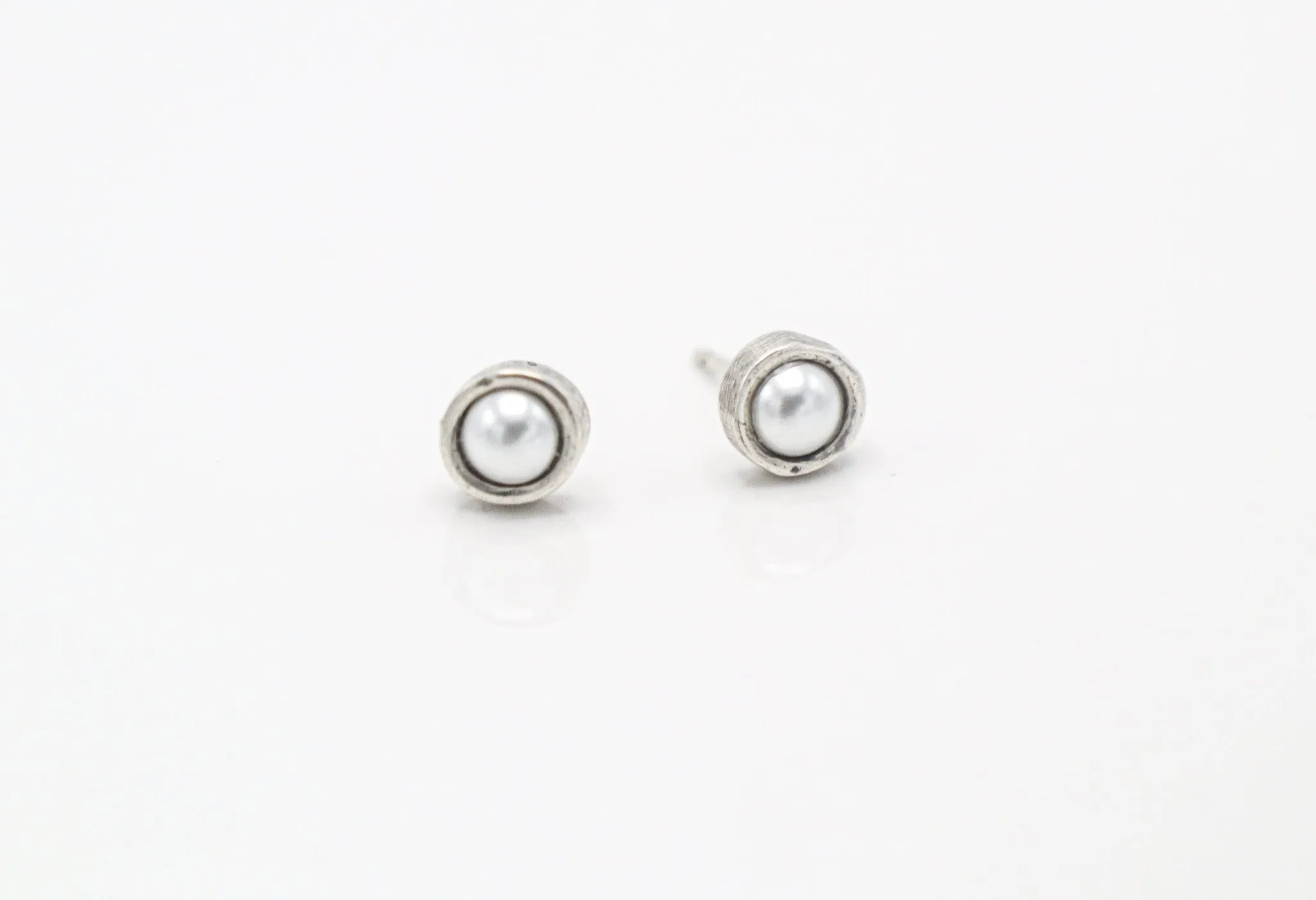 TRA-LA-RA CLASSIC PEARL STUD EARRINGS