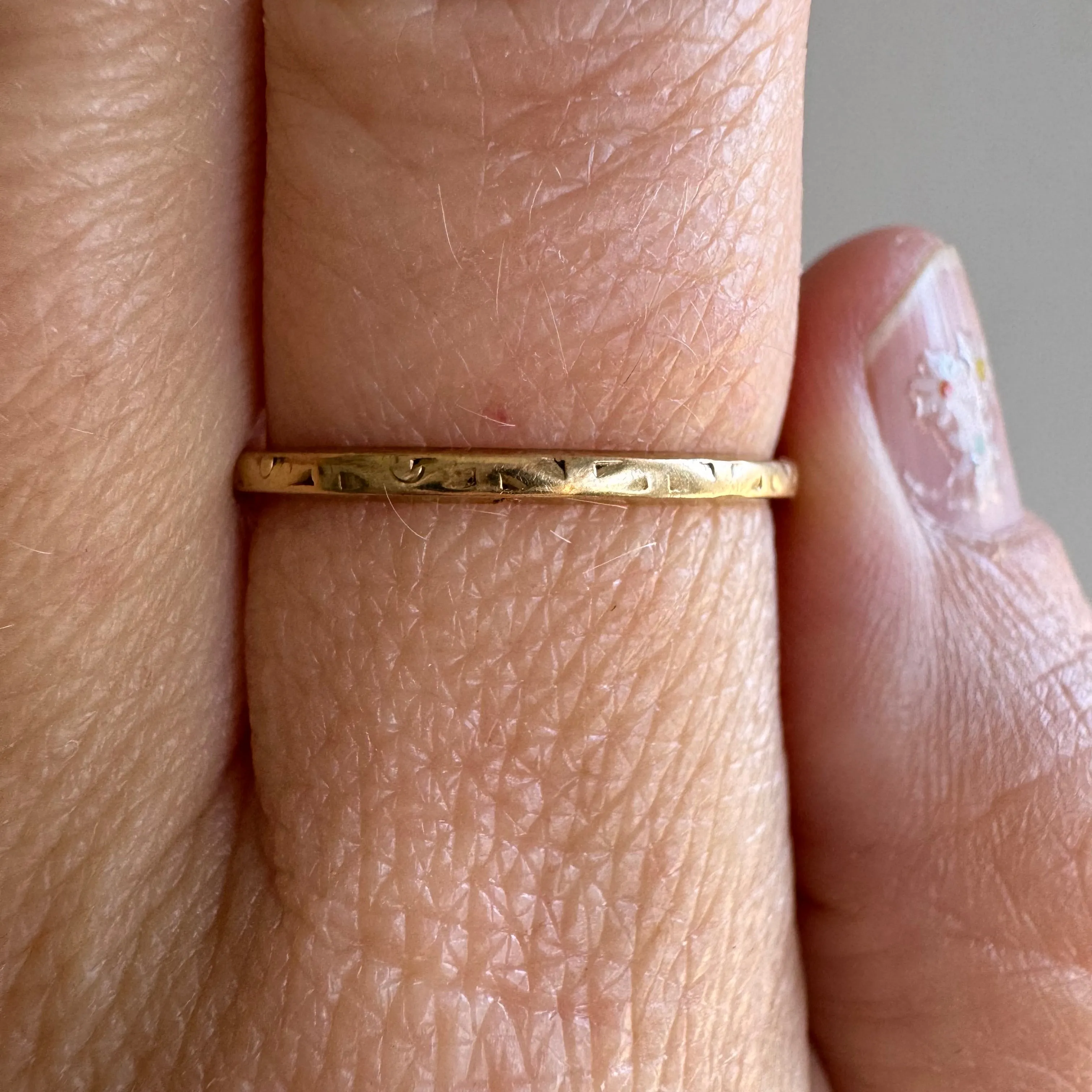 V I N T A G E // fading patterns / 14k yellow gold skinny pipe cut patterned band / size 7.75